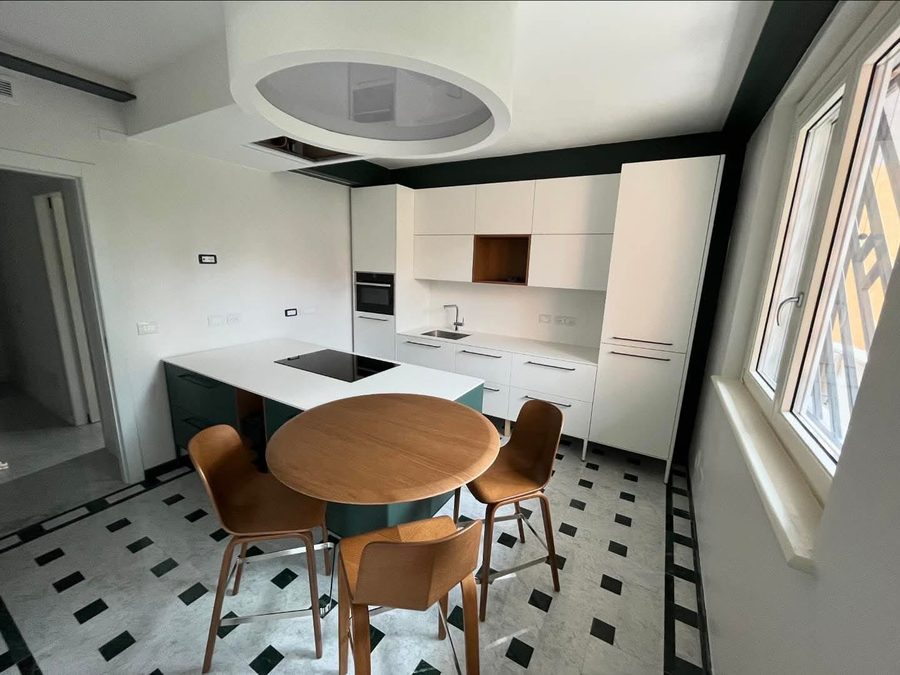 Cucina con pavimento in marmo a quadretti e controsoffitto con ribassamento circolare